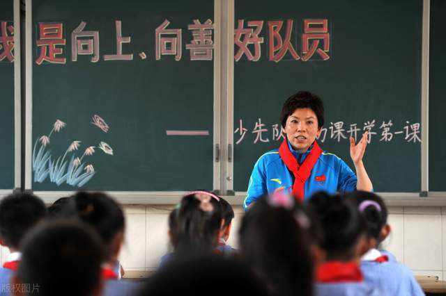 1946年7月1日是日本侵犯者降服佩服后，张家口初次公然记念中国共产党成立25周年的好日子。年夜街上锣鼓喧天，处处是游行表演的人群，范云天、康玉兰、王惠芬、林向东等电业工人也别离融汇在这片欢喜的海洋中。俄然，一股纷扰在小规模内惊扰了这份喜庆——一队公安兵士正在追捕奔逃的仝文和罗巧喷鼻。范云天和康玉兰闻讯后不谋而合的插手追捕步队，却鬼使神差的绊住了彼此。仝文和罗巧喷鼻奸刁逃走，范云天和康玉兰不打不成相识。